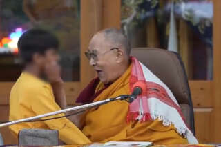 Après avoir demandé à un enfant de lui « sucer la langue », le Dalaï Lama présente des excuses