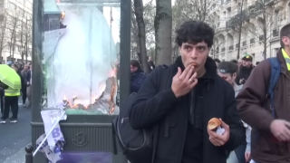 Il miglior croissant di Parigi?  Lo YouTuber italiano Lewis lo ha cercato nel bel mezzo di una manifestazione