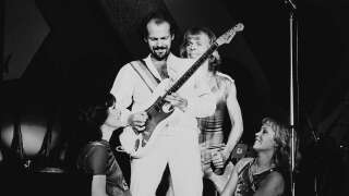 Le guitariste du groupe ABBA (ici avec sa guitare entouré du groupe) est décédé le 7 avril 2023 des suites d’un cancer généralisé.