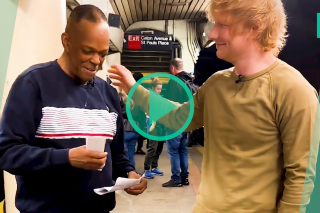 Ed Sheeran invite à son concert un fan qui chantait dans le métro