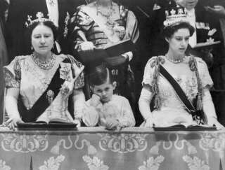 Le jeune prince Charles entouré de la reine mère et de la princesse Margaret lors du couronnement d’Elizabeth II à Westminster, le 2 juin 1953.