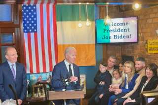 En visite en Irlande, Biden n’a pas pu s’empêcher de gaffer lors d’un arrêt au pub