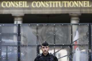 A French gendarme stands guard as a security perimeter is established around France's Conseil Constitutionnel (constitutional council) on the day of a ruling from France's Constitutional Council on a contested pension reform pushed by the French government, in Paris on April 14, 2023. - France's top constitutional court is to rule on April 14 on whether to approve the French President's deeply unpopular pensions overhaul after months of protests. (Photo by Ian LANGSDON / AFP)