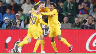 Barcelona's Polish forward Robert Lewandowski (C) celebrates with Barcelona's Spanish midfielder Gavi (L) and Barcelona's French defender Jules Kounde scoring his team's third goal during the Spanish league football match between Elche CF and FC Barcelona at the Martinez Valero stadium in Elche on April 1, 2023. (Photo by M. Ramon / AFP)