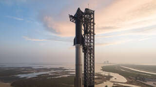 La fusée Starship installée sur la rampe de lancement de la base spatiale Starbase, située à l’extrême sud du Texas, s’apprête à décoller pour un premier vol d’essai.