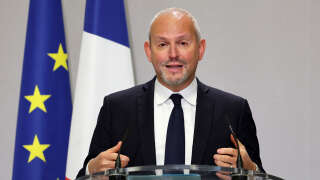 Director General of Health Jerome Salomon speaks during a joint press conference with French Health minister on the Covid-19 epidemic situation in France and upcoming new governmental measures to curb the spread of the virus, on November 25, 2021 in Paris. - Two bodies set up to advise the French government on its handling of the Covid-19 crisis have recommended making booster shots available to all vaccinated adults on November 22, 2021. France is currently only offering boosters to people over 65 or with chronic conditions that make them vulnerable to the virus, as well as health workers. From December 1, they will be expanded to people over 50. (Photo by Thomas COEX / POOL / AFP)