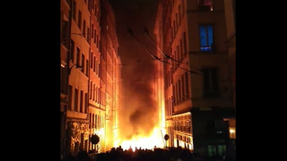 Allocution de Macron : à Lyon, la devanture de la police municipale incendiée en marge de manifestations sauvages