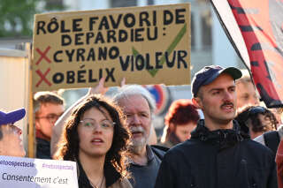 La représentation de Depardieu à Lille retardée par des manifestantes féministes