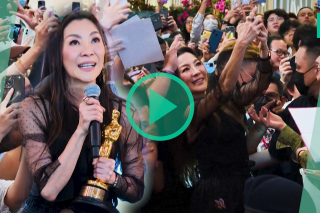 De retour en Malaisie avec son Oscar, Michelle Yeoh prend un bain de foule 