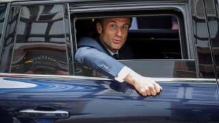 French President Emmanuel Macron waves to the crowd from his car as he leaves the city centre following a  visit to Alsace on the theme of reindustrialisation, in Selestat, eastern France, on April 19, 2023. (Photo by LUDOVIC MARIN / AFP)