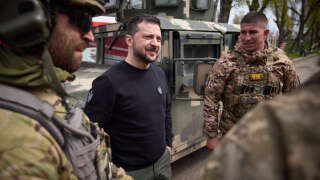This handout picture taken and released by Ukrainian presidential press service on April 18, 2023 shows Ukrainian president Volodymyr Zelensky (C) speaking with servicemen during his visit in the heavily shelled frontline town of Avdiivka, Donetsk region, amid Russian invasion of Ukraine. (Photo by Handout / UKRAINIAN PRESIDENTIAL PRESS SERVICE / AFP) / RESTRICTED TO EDITORIAL USE - MANDATORY CREDIT 