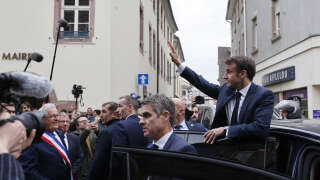Emmanuel Macron avait été accueilli par une centaine de manifestants opposés à la réforme des retraites lors d’une visite à Sélestat en Alsace, le 19 avril dernier.