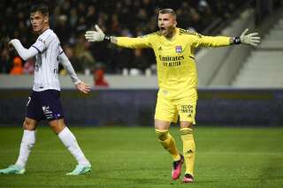 Lyon's Portuguese goalkeeper Anthony Lopes (R) gestures during the French L1 football match between Toulouse FC and Olympique Lyonnais at the Stadium de Toulouse in Toulouse, southern France, on April 14, 2023. (Photo by Valentine CHAPUIS / AFP)