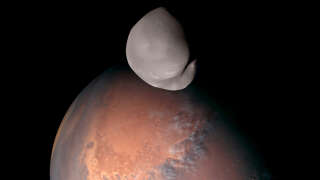 Cette image composite publiée par la mission Emirates Mars le 24 avril 2023 montre la lune de Mars Deimos au premier plan, observable pour la première fois avec autant de précision.