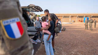 Des habitants sont regroupés avant une évacuation de Khartoum, au Soudan, le 23 avril.