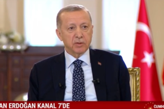 Victime d’une grippe intestinale en plein direct, Erdogan interrompt une interview