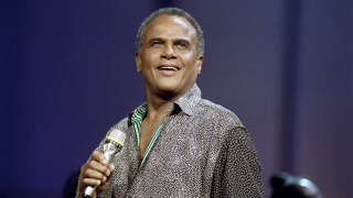 (FILES) In this file photo taken on September 24, 1988, US singer and civil rights activist Harry Belafonte performs in Paris. - Belafonte, the superstar entertainer who introduced a Caribbean flair to mainstream US music and became well known for his deep personal investment in civil rights, died Pail 25, 2023, in Manhattan, US media reported. He was 96. (Photo by AFP)