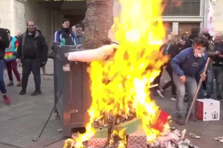 Un mannequin à l’effigie de Macron incendié, une enquête ouverte à Grenoble