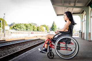 Prendre le train en fauteuil roulant, une galère sans nom que dénonce cette élue