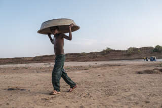 Le sud de l’Ethiopie et de la Somalie et l’est du Kenya sont les trois régions les plus affectées. Photos d’illustration d’un enfant portant une bassine d’eau près de la rivière Shabelle, en Éthiopie, le 6 avril 2022.