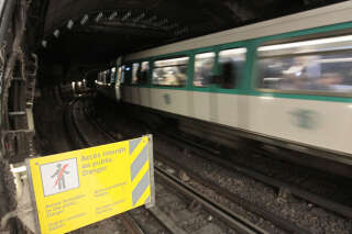 Deux personnes meurent percutées par une rame de métro à Paris