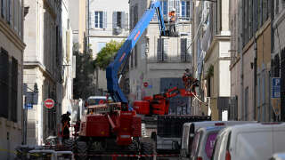 Le 14 avril, soit deux jours après la découverte des derniers corps sous les décombres, des employés travaillent « Rue Tivoli » à Marseille pour permettre le retour des habitants évacués au plus vite.
