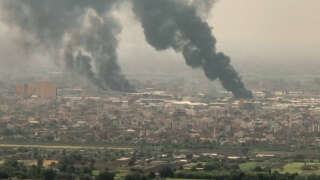 This image grab taken from AFPTV video footage on April 28, 2023, shows an aerial view of black smoke rising over Khartoum. - Fighting raged in Sudan, despite rival forces agreeing to extend a truce aimed to stem nearly two weeks of warfare that has killed hundreds and caused widespread destruction. Black clouds rose over the capital Khartoum as foreign nations scrambled to organise mass evacuations of their citizens, with Turkey's defence ministry on Friday reporting one of their military transport aircraft had come under fire. (Photo by AFPTV / AFP)