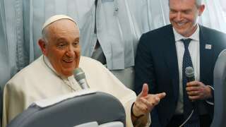 Pope Francis speaks to journalists during the flight from Budapest to Italy on April 30, 2023, after his second visit to Hungary in less than two years. - The Pope met refugees, believers, students, church and state leaders during his tree-day trip and celebrates a holy mass in front of the parliament building, at the Kossuth Square of Budapest on April 30, 2023 morning. (Photo by Vincenzo PINTO / POOL / AFP)