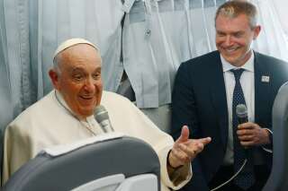 Le pape, qui dit avoir eu une pneumonie, veut continuer à voyager