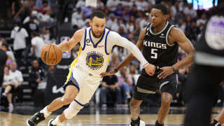 SACRAMENTO, CALIFORNIA - APRIL 30: Stephen Curry #30 of the Golden State Warriors dribbles against De'Aaron Fox #5 of the Sacramento Kings during the third quarter in game seven of the Western Conference First Round Playoffs at Golden 1 Center on April 30, 2023 in Sacramento, California. NOTE TO USER: User expressly acknowledges and agrees that, by downloading and or using this photograph, User is consenting to the terms and conditions of the Getty Images License Agreement.   Ezra Shaw/Getty Images/AFP (Photo by EZRA SHAW / GETTY IMAGES NORTH AMERICA / Getty Images via AFP)