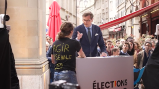 En Suisse, un militant écologiste interrompt un débat sur la chaine Léman Bleu à la télé en direct, le présentateur excédé