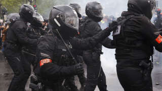 Des policiers de la Brigade motorisée de répression de l’action violente (Brav-M) prennent position lors de la manifestation du 1er-mai à Paris.