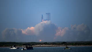 The SpaceX Starship lifts off from the launchpad during a flight test from Starbase in Boca Chica, Texas, on April 20, 2023. - The rocket successfully blasted off at 8:33 am Central Time (1333 GMT). The Starship capsule had been scheduled to separate from the first-stage rocket booster three minutes into the flight but separation failed to occur and the rocket blew up. (Photo by Patrick T. Fallon / AFP)