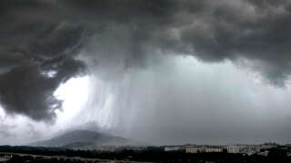 heavy rain storm with lightningDes gènes résistants aux antibiotiques retrouvés dans les nuages