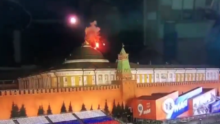Sur ces images de caméras de surveillance proches du Kremlin, une explosion est visible au sommet de   la coupole du Palais du Sénat dans la nuit du mardi 2 au mercredi 3 mai.