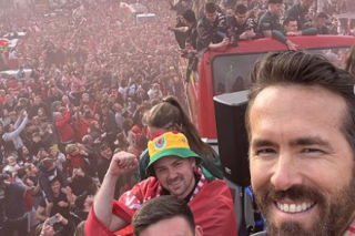 Ryan Reynolds et son club offrent une ambiance dingue lors d’une parade à Wrexham 