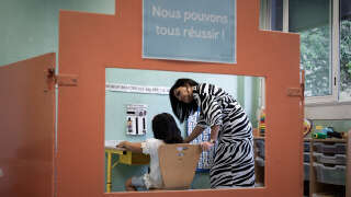 Une enfant autiste suit un cours dispensé par un personnel de l’AESH dans une école disposant d’un Pôle d’Accompagnement Localisé Inclusif (PIAL) à Cenon, près de Bordeaux.