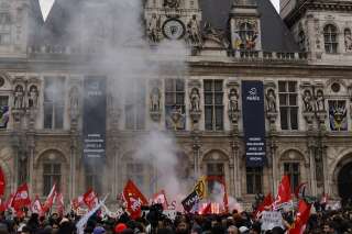 La mairie de Paris condamnée à enlever ses banderoles de soutien contre la réforme des retraites