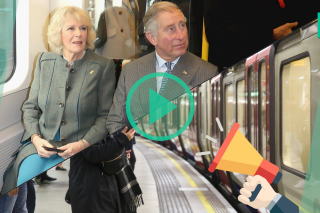 « Mind the gap » : Charles et Camilla préviennent les passagers du métro de Londres