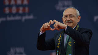 Turkey's Republican People's Party (CHP) Chairman and Presidential candidate Kemal Kilicdaroglu gestures on the stage during a rally in Kocaeli, on April 28, 2023. - A sea of umbrellas and hoods at his feet, Kemal Kilicdaroglu, the Turkish opposition candidate who will challenge Recep Tayyip Erdogan at the polls on 14 May, smilingly promises 