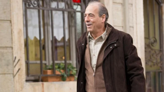 Le comédien de 77 ans Michel Cordes, qui incarnait l’emblématique Roland, le patron du bar « Le Mistral » dans le feuilleton de France 3 « Plus belle la vie », a été retrouvé mort par arme à feu. Les enquêteurs privilégient la piste du suicide.