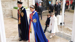 LONDON, ENGLAND - MAY 06: Prince William, Prince of Wales and Catherine, Princess of Wales with Prince Louis and Princess Charlotte arrive ahead of the Coronation of King Charles III and Queen Camilla on May 6, 2023 in London, England. The Coronation of Charles III and his wife, Camilla, as King and Queen of the United Kingdom of Great Britain and Northern Ireland, and the other Commonwealth realms takes place at Westminster Abbey today. Charles acceded to the throne on 8 September 2022, upon the death of his mother, Elizabeth II. (Photo by Dan Charity - WPA Pool/Getty Images)