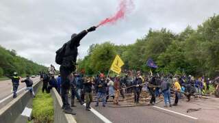 Des dizaines de militants des Soulèvements de la Terre ont envahi l’autoroute A13 ce dimanche 7 mai pour protester contre le projet de contournement est de la ville de Rouen.