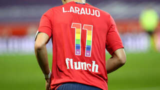 À l’occasion de la journée mondiale de lutte contre l’homophobie, les footballeurs de Ligue 1 et de Ligue 2 porteront des maillots floqués aux couleurs de la communauté LGBT+ (Photo d’illustration : Luiz Araujo du Losc le 16 mai 2021).