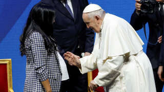 Le pape François bénit une femme enceinte lors d’une confrontation nationale sur la démographie à Rome, Italie, le 12 mai 2023.