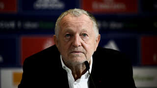 (FILES) Olympique Lyonnais French president Jean-Michel Aulas reacts as he takes part in a press conference to announce the return of French midfielder Corentin Tolisso to Ligue 1 Olympique Lyonnais (OL) football club in Decines-Charpieu near Lyon centraleastern France on July 1, 2022. Olympique Lyonnais French president Jean-Michel Aulas announced he is stepping down from his position, on May 8, and will be replaced by John Textor. (Photo by JEFF PACHOUD / AFP)