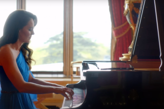 Kate Middleton a fait une (brève) apparition surprise au piano lors de la finale de l’Eurovision