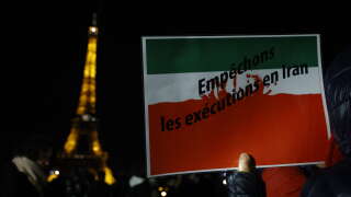 Lors d’un rassemblement pour afficher le slogan « Femme. Vie. Liberté » sur la Tour Eiffel, des manifestants dénonçaient déjà les exécutions en Iran, le 16 janvier à Paris.