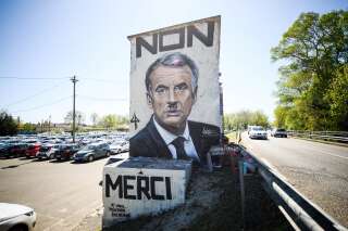 Des affiches de Macron grimé en Hitler à Avignon, une enquête ouverte