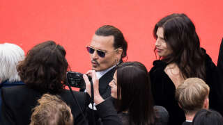 Johnny Depp monte les marches du festival de Cannes pour la première de « Jeanne du Barry »
